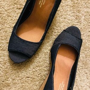 Women - Blue Jean wedges - narrow feet-    Size 7.5